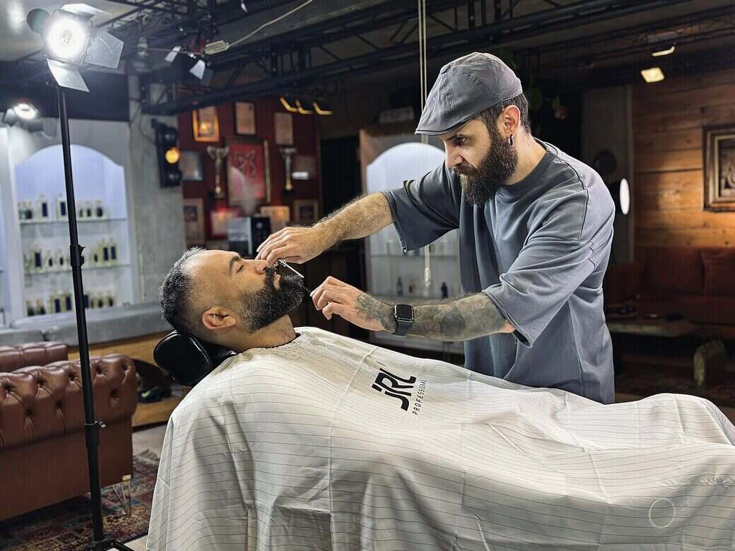 Cura della barba in una barberia italiana, parte del grooming maschile