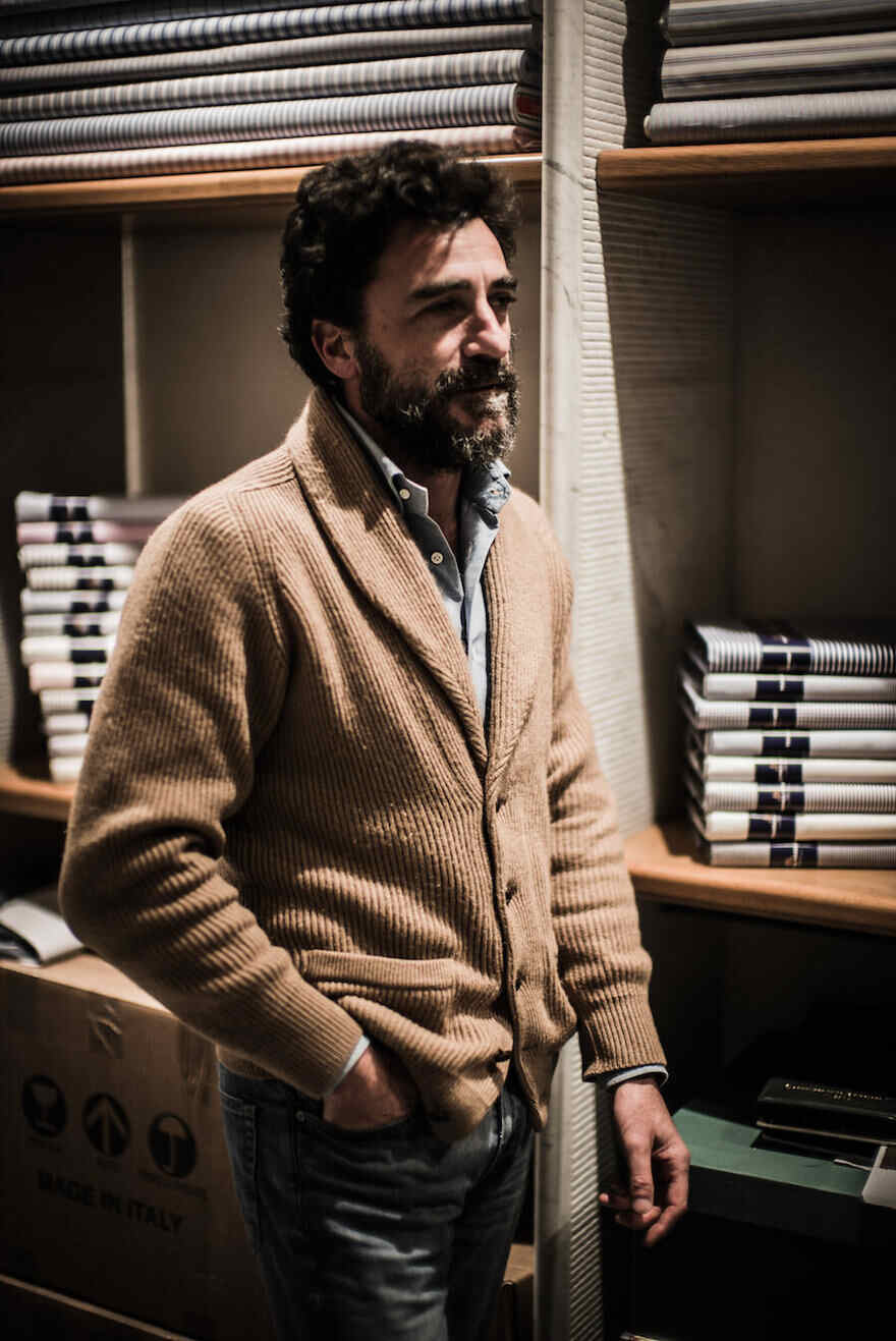 Stile maschile italiano: un uomo in maglieria di qualità con colletto aperto